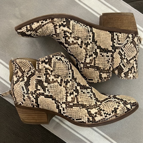 Boots / Booties - Picture 2 of 5